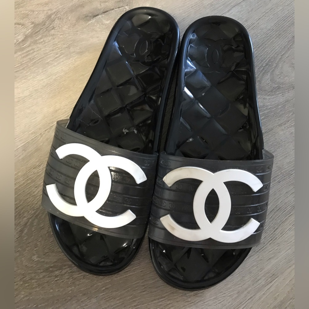 Chanel slides
